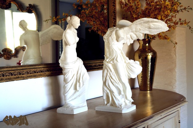 20131021 Venus de Milo and Winged Victory on sideboard by Cosmo Wenman